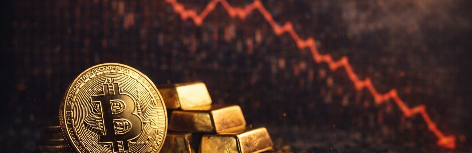 Imagem representando uma crise financeira com Bitcoin e ouro em queda, simbolizando volatilidade, incerteza econômica e impacto nos mercados globais.