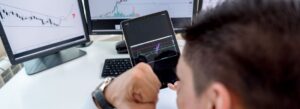 Analista estudando o win rate em copy trade em graficos de desempenho