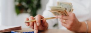 Investidor calculando quanto dinheiro é preciso para começar no copy trade