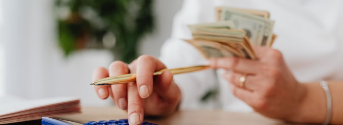 Investidor calculando quanto dinheiro é preciso para começar no copy trade