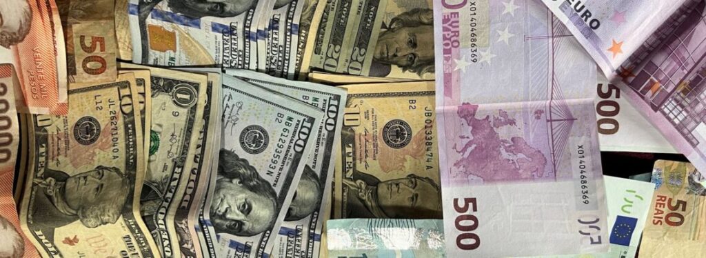 Ilustração sobre se forex é legalizado no Brasil com balança da justiça e moedas
