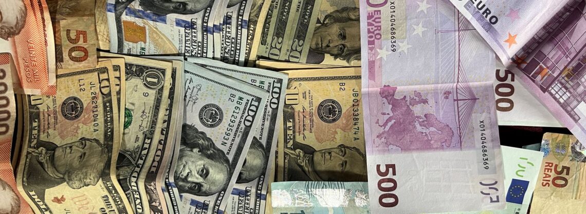 Ilustração sobre se forex é legalizado no Brasil com balança da justiça e moedas