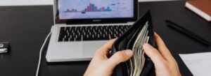 Investidor analisando gráficos sobre copy trade renda passiva no notebook