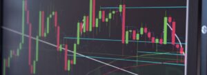 Grafico de precos ilustrando grid trading no copy trade com multiplas ordens escalonadas
