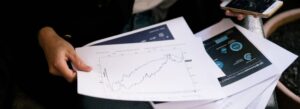 Investidor avaliando o perfil de investidor no copy trade com graficos de risco