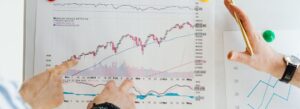 Gráficos mostrando descorrelação no copy trade e diversificação de carteira