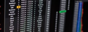Investidor analisando dados antes de copiar copy trader ranking em plataforma