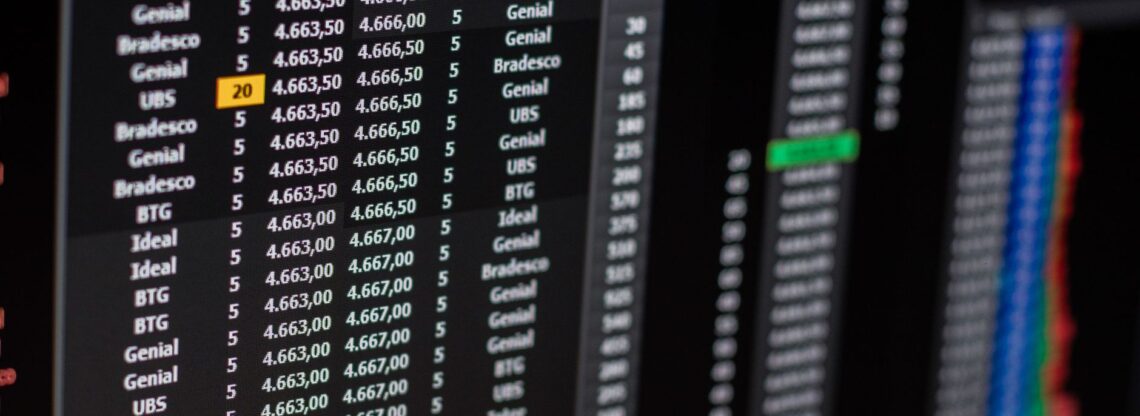 Investidor analisando dados antes de copiar copy trader ranking em plataforma