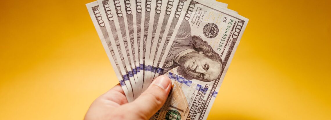 Investidor analisando quando sacar parcial copy trade sem parar as operações