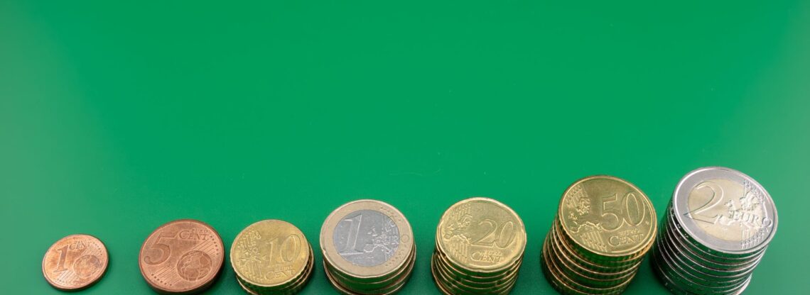 Moedas empilhadas representando copy trade com pouco capital e crescimento gradual