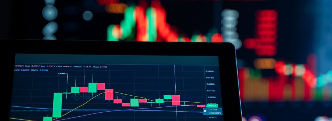 Comparação entre copy trade ou robô trader em telas de análise de mercado