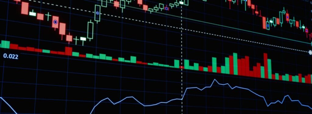 Analista avaliando a melhor corretora para copy trade em uma plataforma de trading