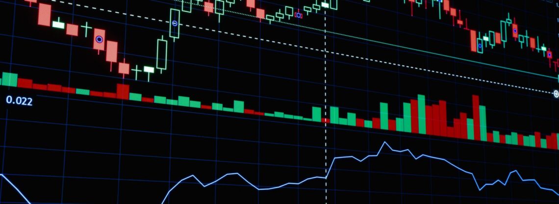 Analista avaliando a melhor corretora para copy trade em uma plataforma de trading