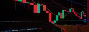 Investidor decidindo parar de seguir copy trader na plataforma da corretora