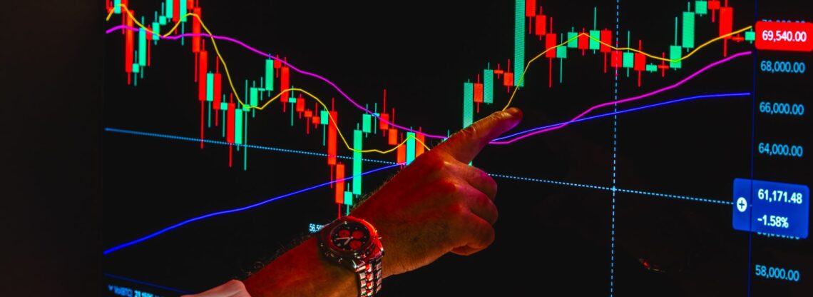 Investidor decidindo entre copy trade ou fundo de investimento analisando dados