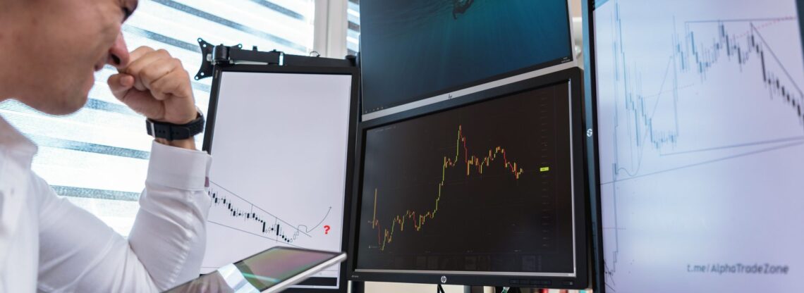 Investidor analisando telas ao seguir vários copy traders na mesma conta