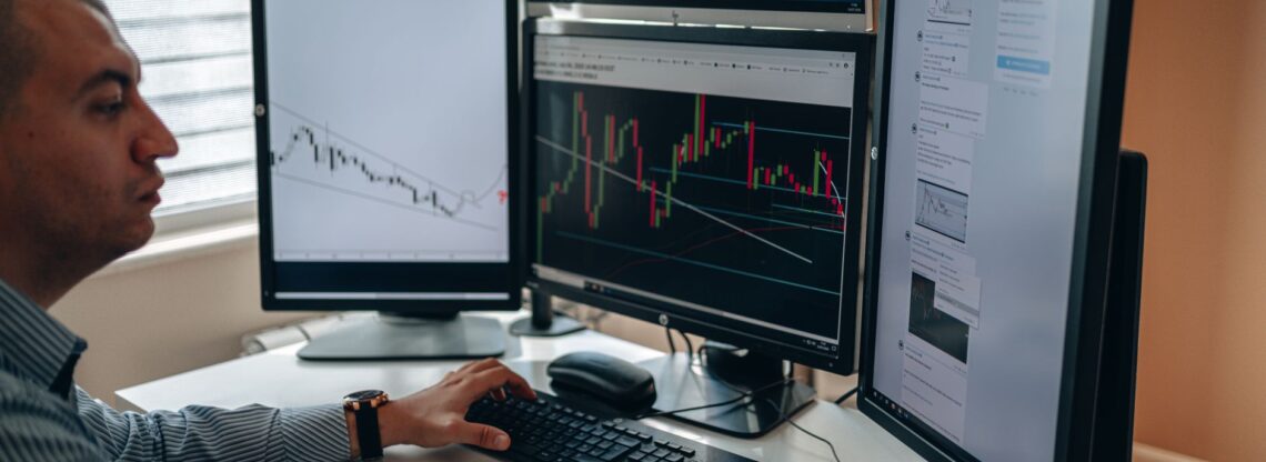 Investidor decidindo entre copy trade ou day trade analisando gráficos de mercado