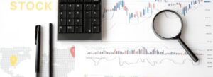 Analista avalia quanto tempo deixar o capital com um copy trader diante de gráficos de desempenho