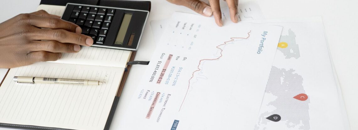 Investidor calculando quanto preciso para começar copy trade com critério