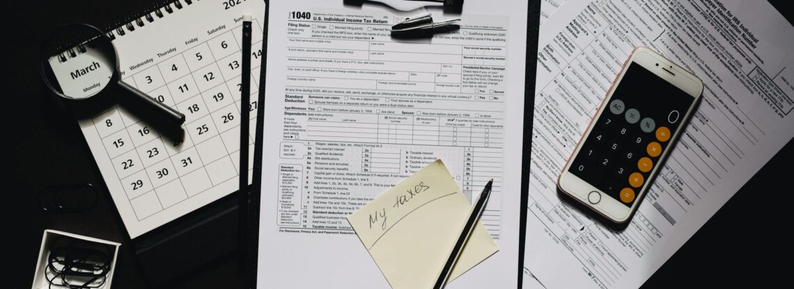 Documentos e calculadora ilustrando como declarar copy trade imposto de renda
