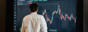 Investidor analisando por que o copy trader parou de operar na plataforma