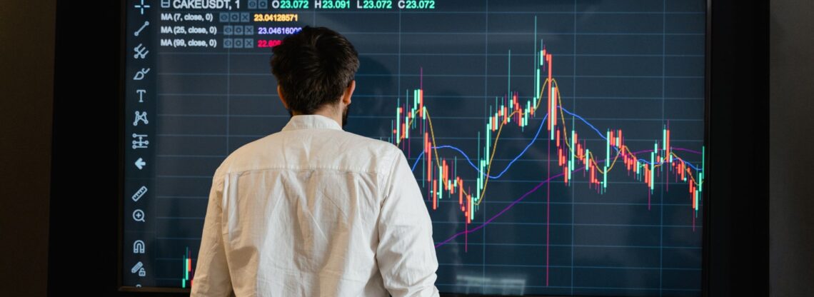 Investidor analisando por que o copy trader parou de operar na plataforma