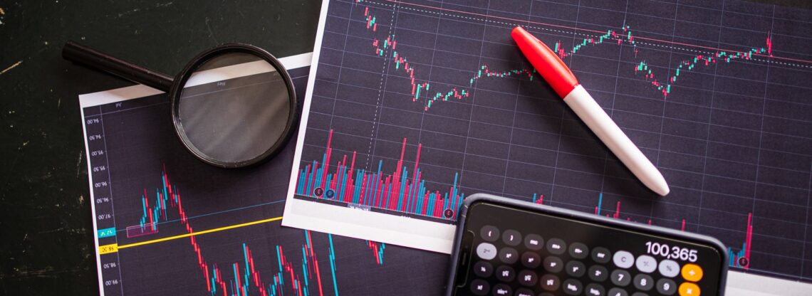 Balança comparando copy trader conservador ou agressivo em uma carteira de investimentos