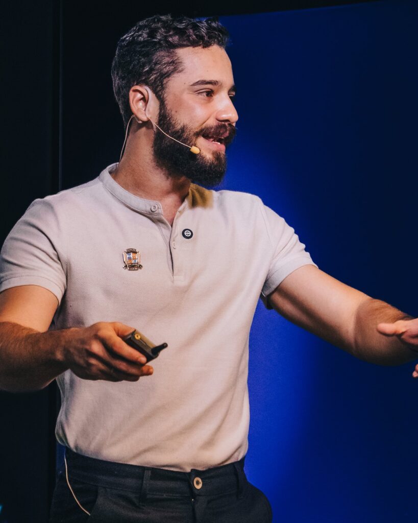 Hendi palestrando no palco do Copy Trade Summit 2026