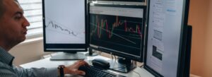 Investidor estudando gráficos e métricas para saber como escolher um copy trader