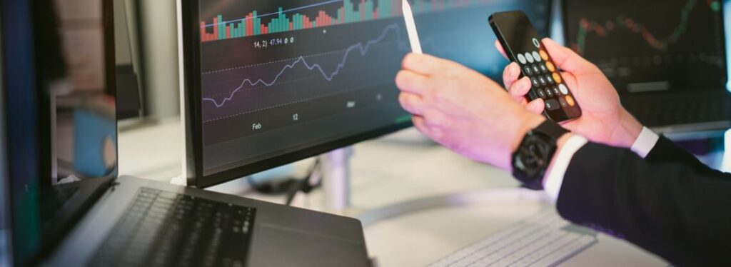 Investidor verificando quanto tempo o copy trade exige do investidor pelo celular