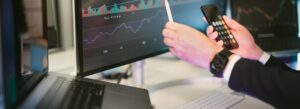 Investidor verificando quanto tempo o copy trade exige do investidor pelo celular