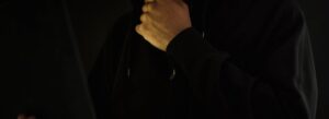Perfil de copy trader anônimo sem rosto representando risco de golpe no copy trade