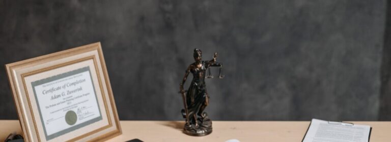 Lupa sobre selo de regulação ilustrando o golpe da falsa verificação no copy trade